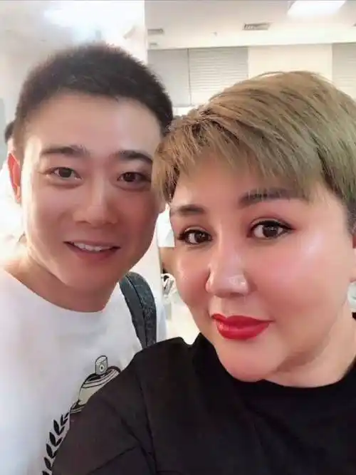 德云社王惠近照被晒,没有之前的珠光宝气,很是平易近人_郭德纲_鼓曲