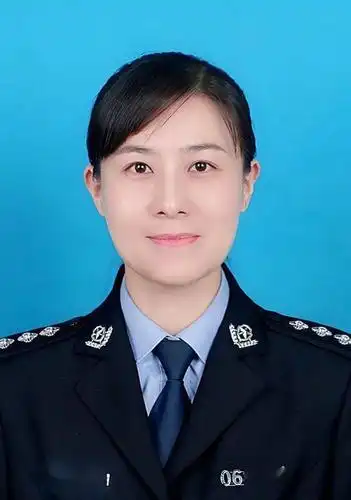 自从事公安法制工作以来,刘雪艳坚守岗位,恪尽职守,默默无闻,无私奉献