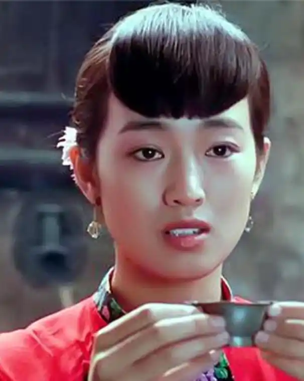 她的努力和张艺谋的偏执造就了《红高粱》,获得了柏林国际电影节金熊