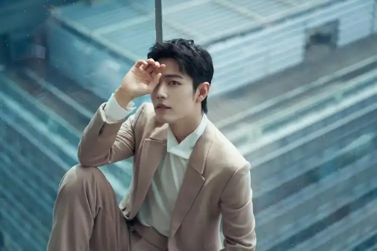 打开凤凰新闻,查看更多高清图片肖战当天一身卡其色西服套装搭配白色