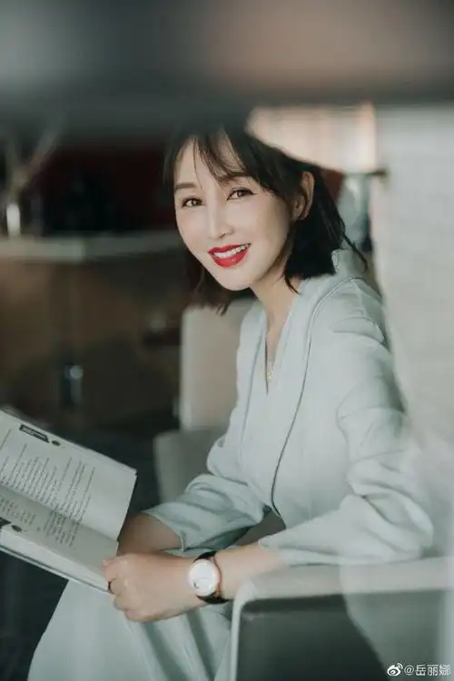 岳丽娜曝光近照,皮肤紧致体态轻盈尽显好状态