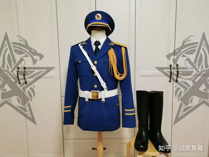 以下两张图片为当时92式空军仪仗队礼服实际穿