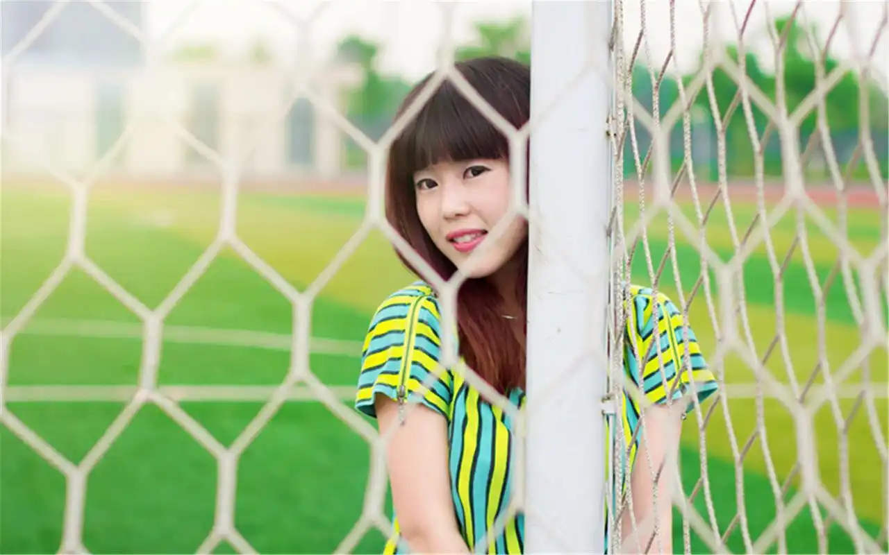 世界杯女球迷足球场小清新写真桌面壁纸