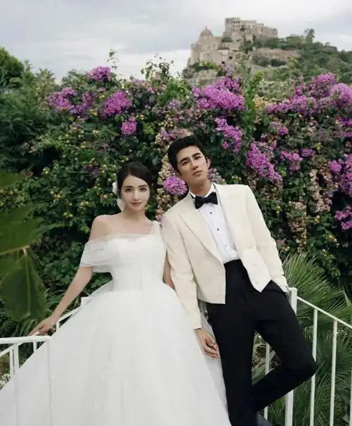 姜潮意大利补办婚礼!奔向穿婚纱的麦迪娜,俩人忘情拥吻超甜