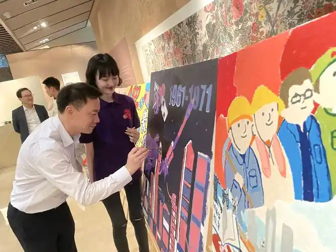 香港中联办领导为"建党百年 百人绘画"活动作品点睛