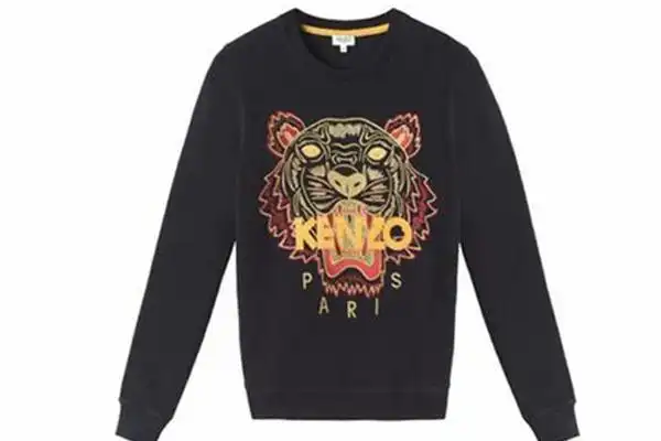 虎头标志是kenzo品牌,kenzo是法国服装品牌,旗下主要从事衣服售卖,源