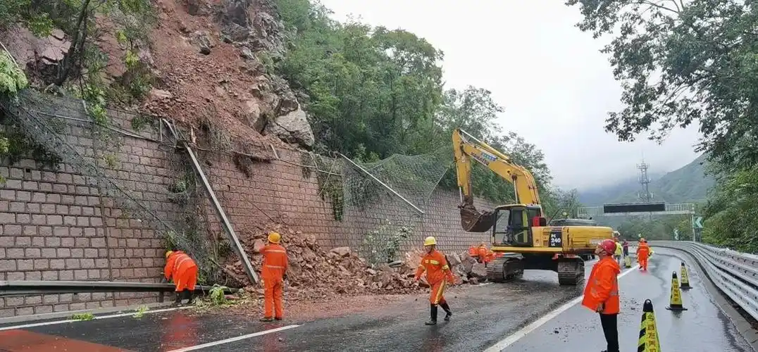我为群众办实事丨京藏山体滑坡养护紧急抢险