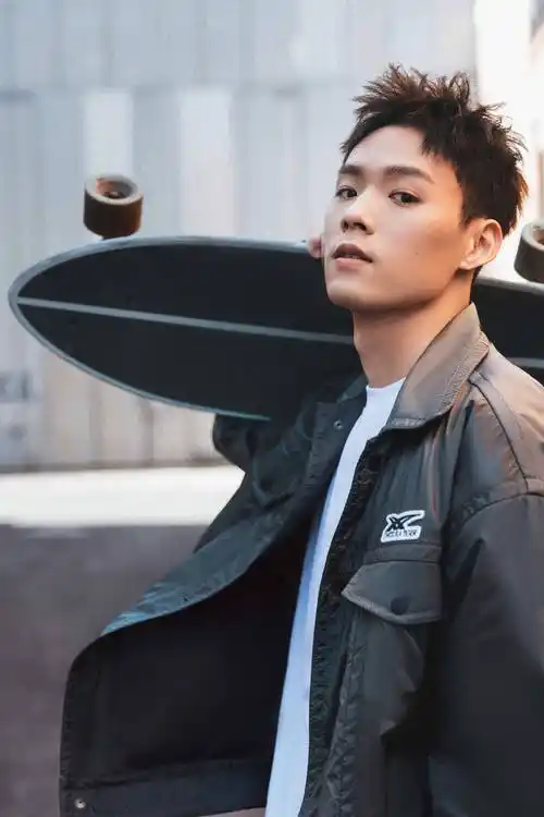 人气歌手jeffrey董又霖身着onitsuka tiger 鬼冢虎 演绎街头潮流大片