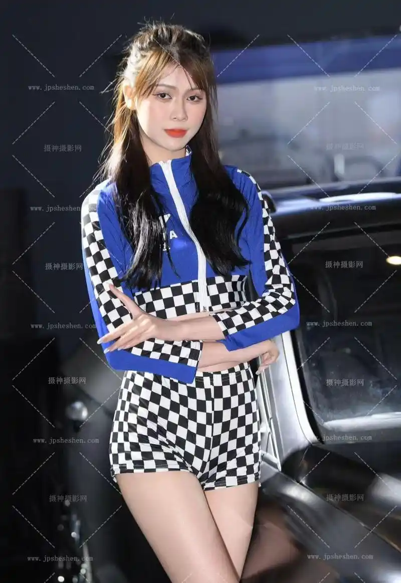 喜欢这款热裤车模不兄弟们?#美女# #车展美女