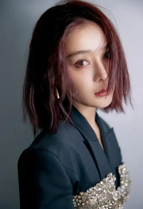 原创35岁左右的女人留什么发型好看中长直发清爽优雅很有气质很美