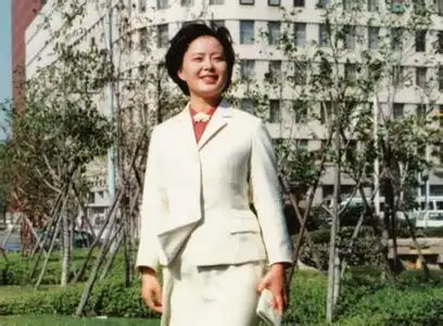 央视第一美女主持,不顾家人反对嫁小伙,如今夫妻俩成娱乐圈模范_杜宪