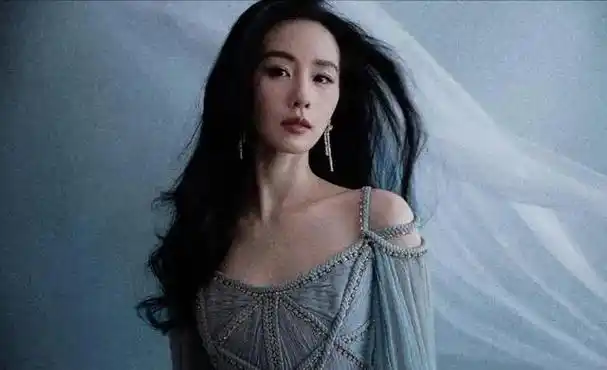 2月2日,有八卦媒体爆出了吴奇隆和刘诗诗一起带着孩子外出的画面,随后