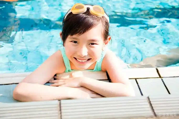 高兴_小女孩_乐趣_游泳池_高清图片_全景视觉