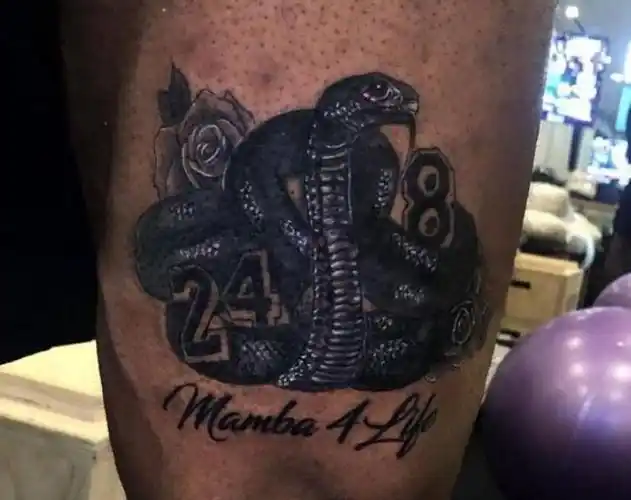 而同为湖人球员的浓眉哥安东尼·戴维斯也同样把曼巴纹在了自己的右腿