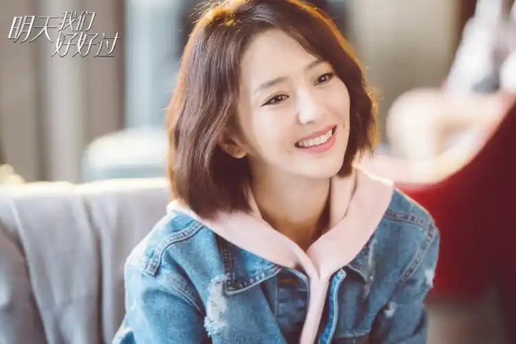 佟丽娅晒出一组新电视剧中的剧照穿一件牛仔外套内搭粉红色的连帽卫衣