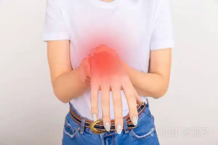 老年妇女疼痛,虚弱,手腕刺痛.