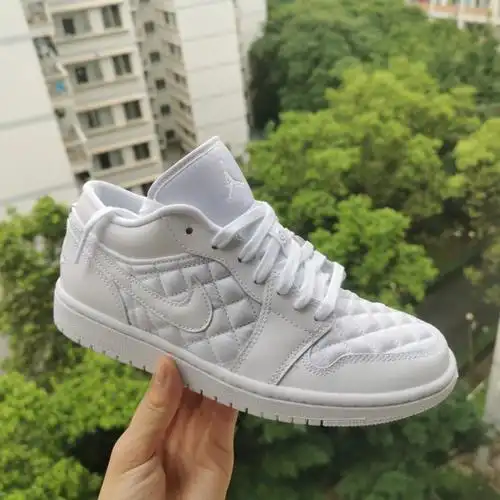 纯白绸缎aj1