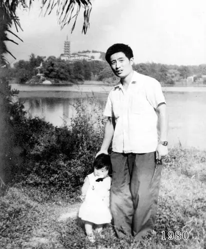 父女35年同一地点合影温暖人心