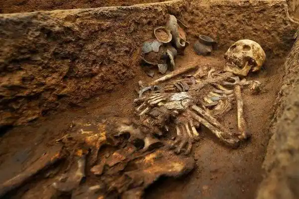 考古队打开万历墓看到尸骨摆放姿势揭开了隐藏300年的什么秘密