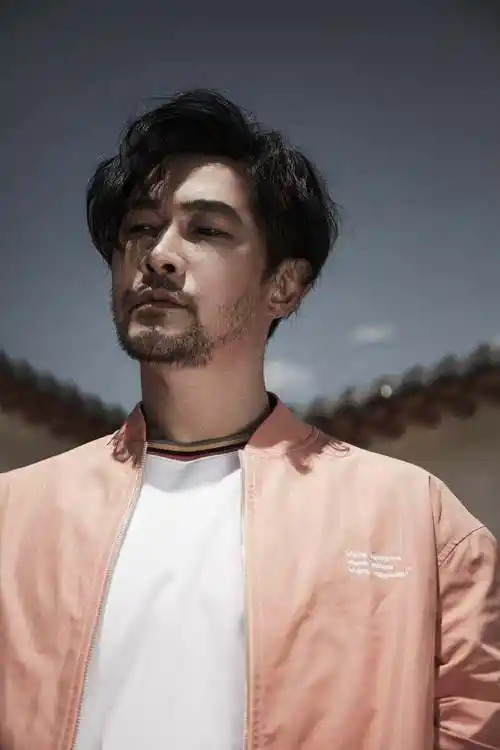 印花衬衣西裤,都把雅痞大叔范儿表现的淋漓尽致,霸气十足,慵懒的眼神