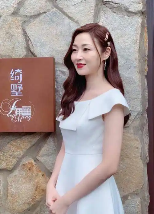 49岁万绮雯近照曝光,长腿迷人依然是当年的"马小玲"_美得_自然_皮肤