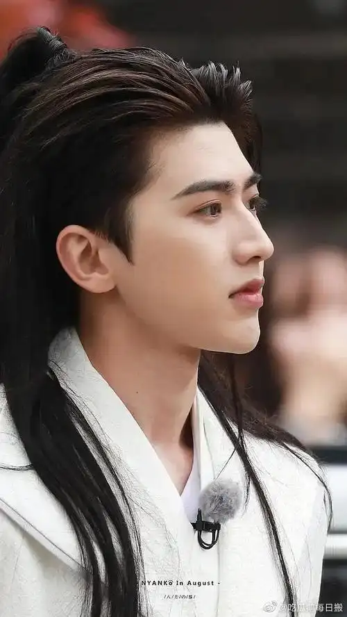 蔡徐坤白衣古装造型