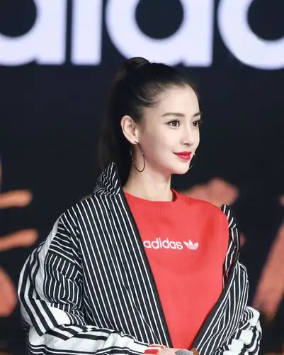 baby高马尾搭圈圈耳环气场十足,让人更意外的是她要参加春晚了?