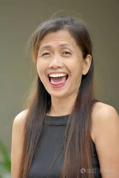 一位女性资深笑