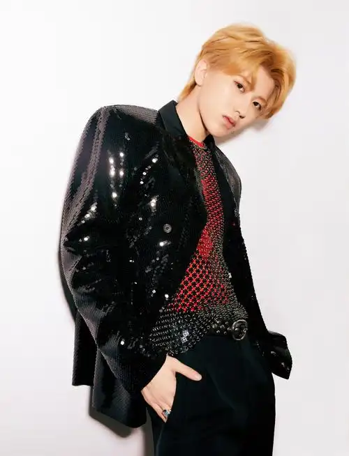 蔡徐坤金发帅气不羁写真图片