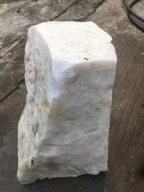见到一块白色的石头很大一块,里面全是白色的,敲下来一小块用手一捏跟