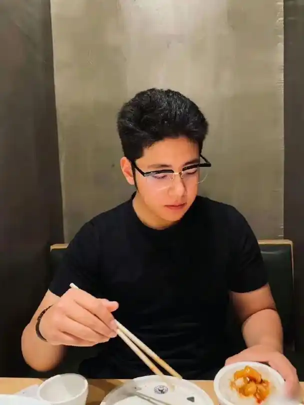 近日,知名演员郭涛的17岁儿子郭子睿(石头)的一组近照在网络上曝光