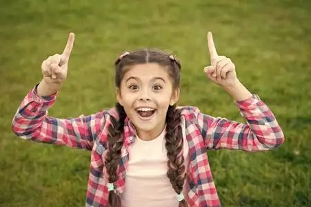 兴奋和喜悦的感觉.可爱的小女孩玩得很开心.有想法照片