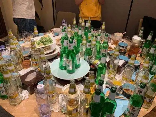 样子规避所有不喜欢的东西有些经历不必经历一个桌子上有很多啤酒照片