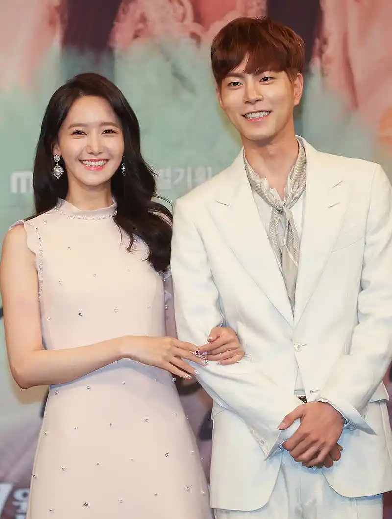 韩媒曝李俊昊与林允儿恋情# 3日,韩媒曝出李俊昊与林允儿的绯闻,并