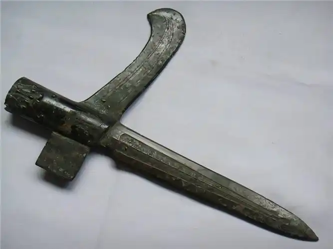 实际上在春秋战国乃至汉朝时期,青铜戟都不是骑兵的武器,而是重装步兵