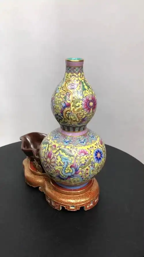 清乾隆,珐琅彩黄地福寿葫芦瓶,高20.5厘米,口径2.3厘米