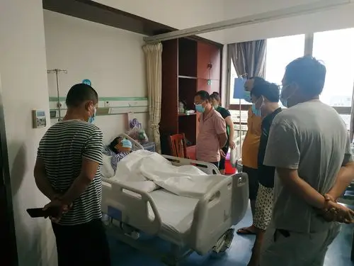 慰问患病队员,真情温暖人心