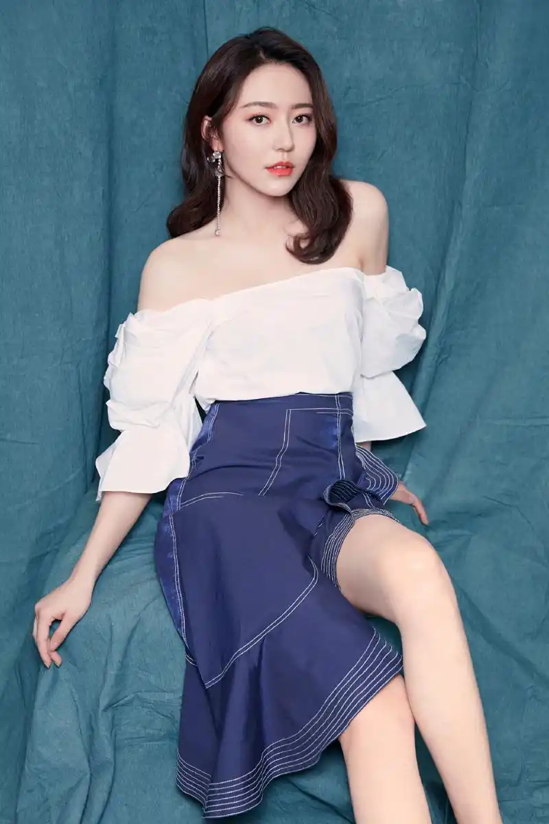 女演员黄梦莹甜美俏皮性感活动写真