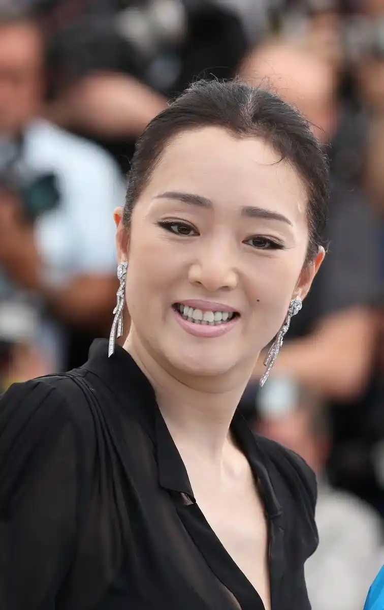 原创巩俐真是不老女神,身穿黑色连衣裙现身活动依然年轻貌美,美腻了