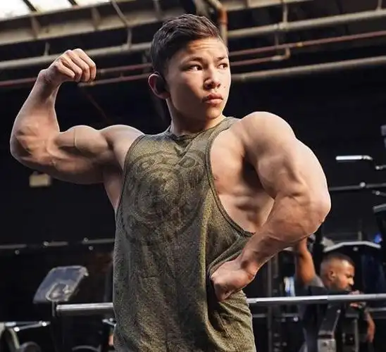 17岁亚裔男孩健美两年肌肉量突破2倍,肌肉力量惊人