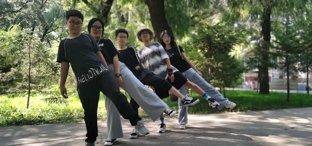 集体照创意照拍不好?这几款姿势,总有一款适合你!