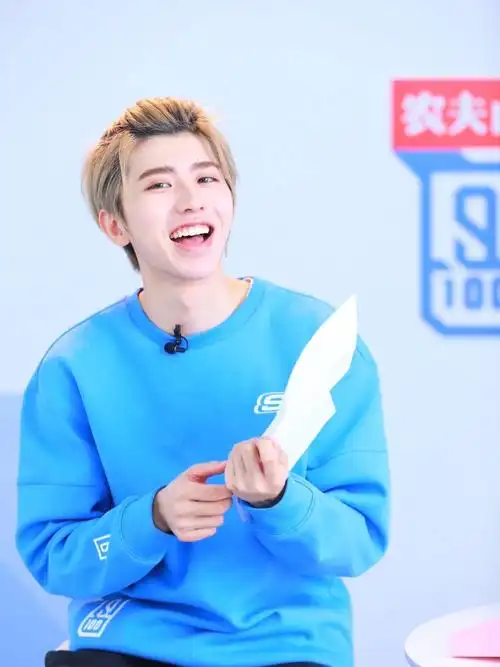 怎么会有笑起来这么好看的蓝孩纸蔡徐坤你好甜