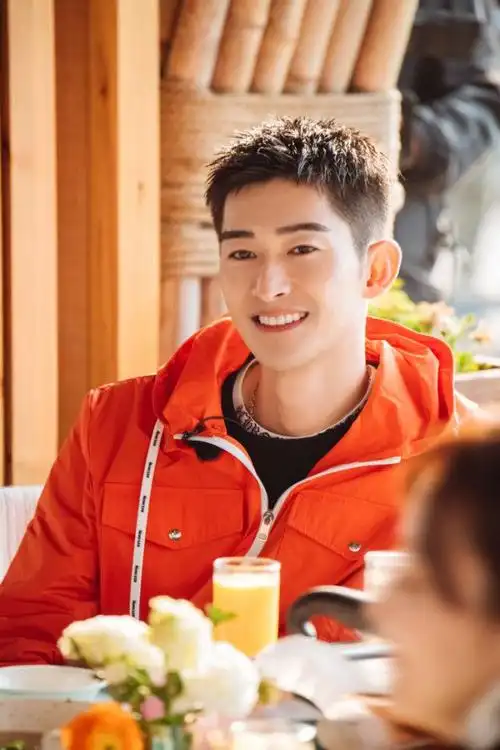 张翰吃牛肉面后再晒帅照笑容灿烂受期待单身后越来越有魅力