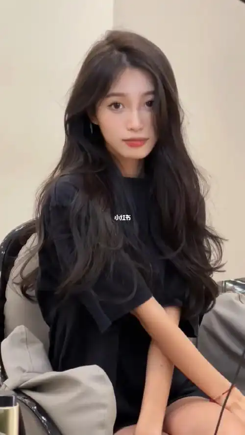 长发女生慵懒风烫发甜美高级适合圆脸