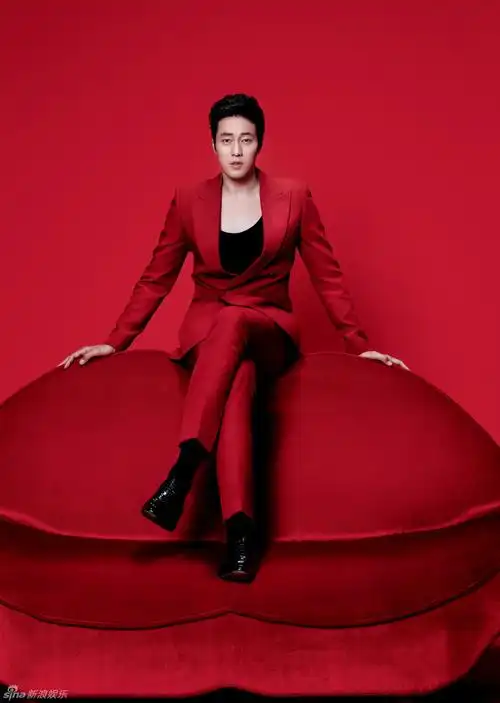 苏志燮暖色写真头顶橙子展现可爱一面