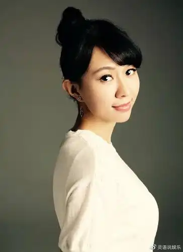 "卓依婷去世"的谣言持续20年,39岁的她现身舞台唱歌,近况曝光