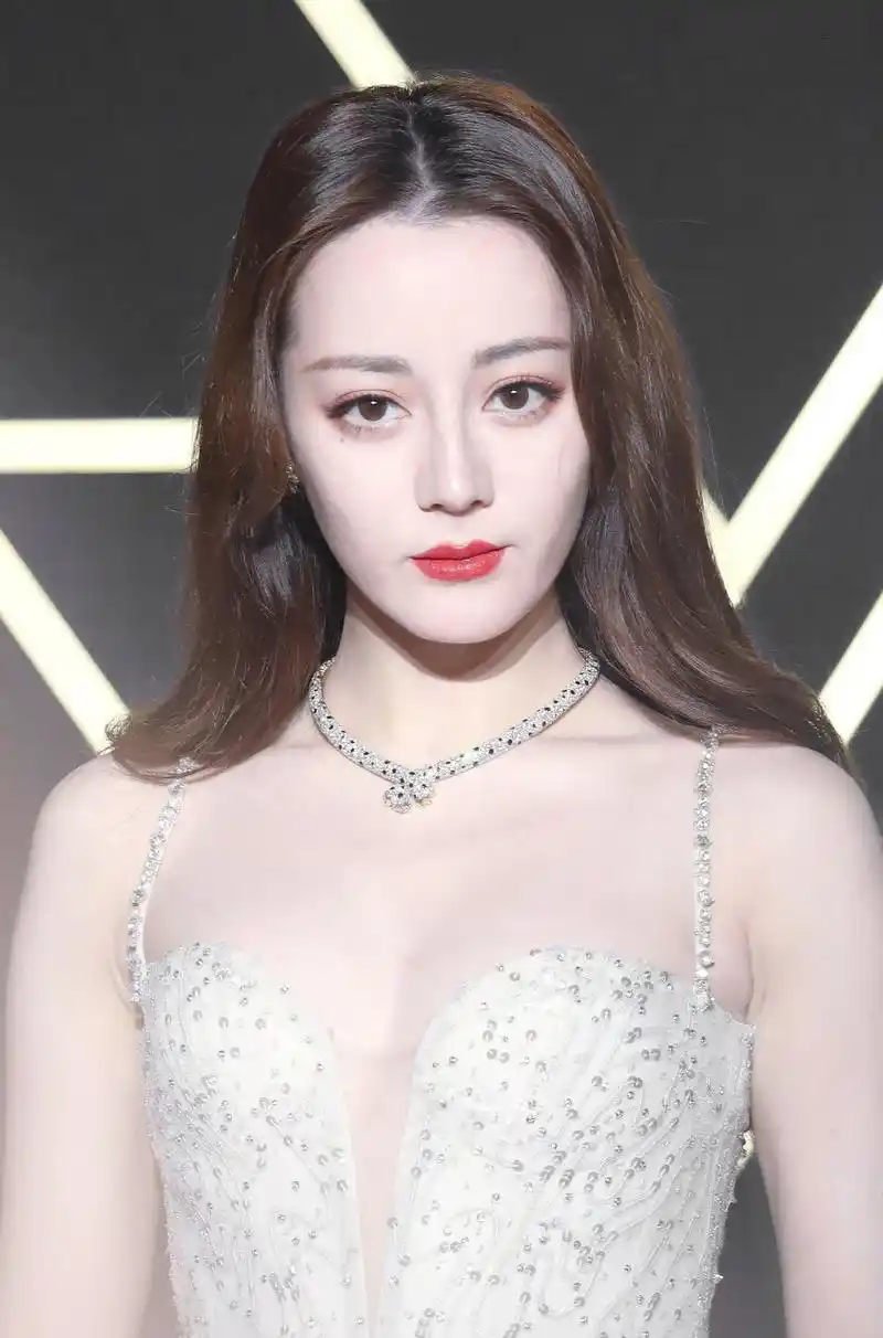 在星光大赏的盛典上星光熠熠, 迪丽热巴一袭纯白纱裙亮相,银色的吊带