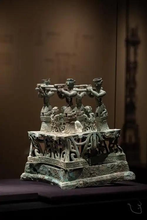 探秘三星堆#「商后期·青铜神坛」    这件青铜器是"跨坑"拼接而车哪