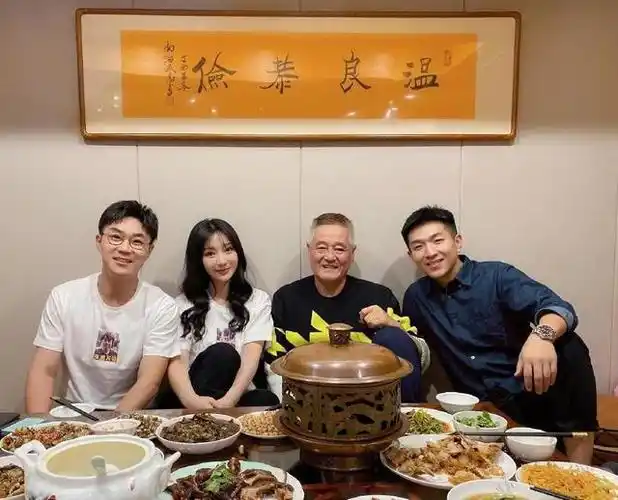 "刘大锤"称自己拍摄到了42岁的演员兼导演大鹏(董成鹏)深夜现身酒吧