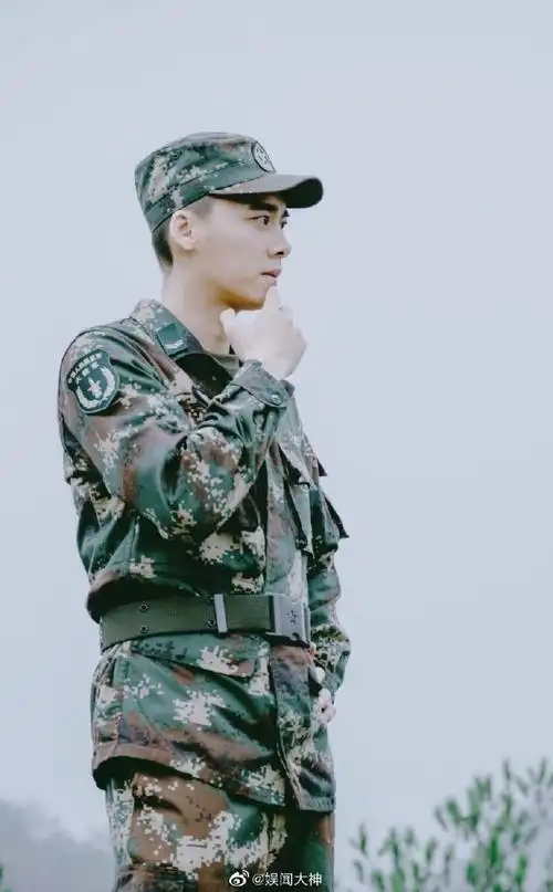 超正点的军装男神#李易峰穿军装整个气质都在线,形体,眼神,动作业点